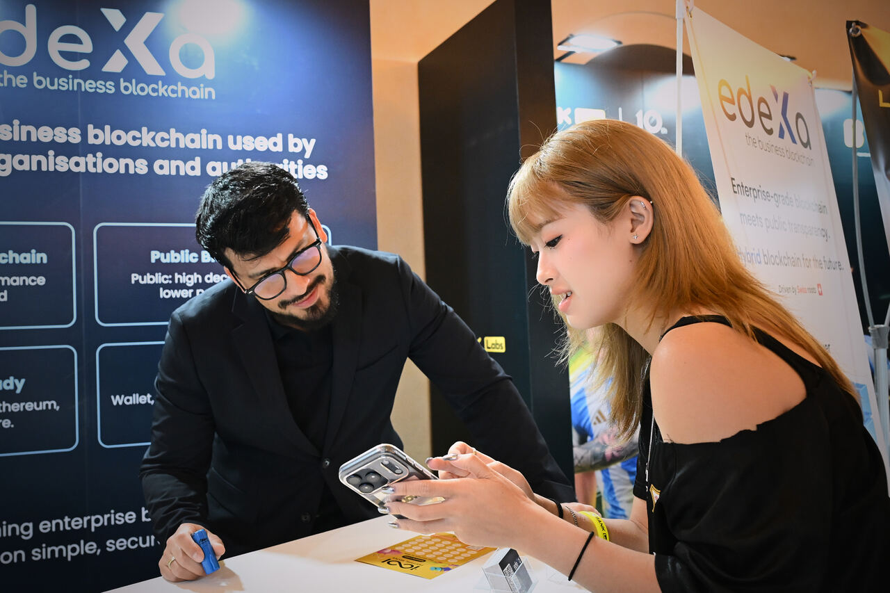 edeXa team demonstrating the business blockchain to a visitor at an industry event
